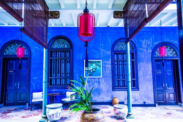 Một trong những di sản của Penang là các dinh thự cổ đậm chất nghệ thuật, tiêu biểu như Cheong Fatt Tze Mansion (số 14 Leith Street). Nơi đây nổi bật bởi những bức tường được sơn màu xanh dương từ thế kỷ 18. Ngoài ra, bạn có thể ghé thăm biệt thự Pinang Peranakan Mansion (số 29 Lebuh Gereja) mang đậm phong cách Trung Hoa với nhiều vật dụng chạm trổ cầu kỳ, tinh xảo.