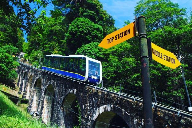 Bắt chuyến xe lửa lên đồi Penang để ngắm cảnh quan ngoạn mục của toàn thành phố, hòa mình trong những mảng xanh của rừng mưa nhiệt đới với hệ thực vật đa dạng hay trải nghiệm biển đảo với “thiên đường” Pantai Kerachut tại Công viên Quốc gia Penang là trải nghiệm rất đáng thử cho tín đồ xê dịch.