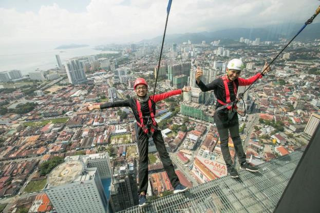 Penang cũng không thiếu những địa điểm du lịch dành cho các bạn trẻ ưa thể thao mạo hiểm như: The Gravityz - thử thách treo người trên cao không dành cho tâm hồn yếu mềm hay Rainbow SkyWalk - đường đi bộ trên không… Tất cả sẽ cho bạn những trải nghiệm khó quên.