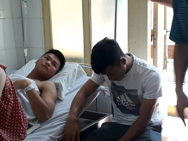 Huỳnh Tấn Tài (phải) vào thăm Dương Văn Hào tại bệnh viện sau trận đấu. Ảnh: Giang Nguyễn.