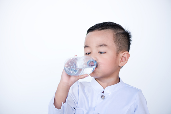 Khi bị tiêu chảy, cơ thể cần được bổ sung nhiều nước nhiều hơn bình thường, nhất là với trẻ em.