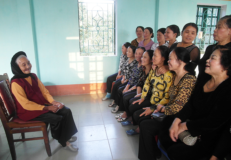 Nghệ nhân Ưu tú Đặng Thị Tự dạy hát nhà tơ, hát- múa cửa đình tại xã Đầm Hà, huyện Đầm Hà.