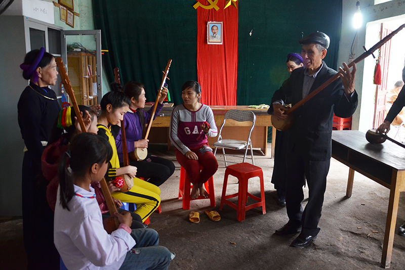Học sinh xã Tình Húc, huyện Bình Liêu được các nghệ nhân cao niên truyền dạy hát then, đàn tính.