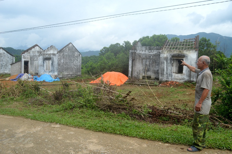 Thiếu nước sinh hoạt, nhiều hộ dân tại thôn Tân Đức, xã Quảng Đức không còn mặn mà định cư ở đây.