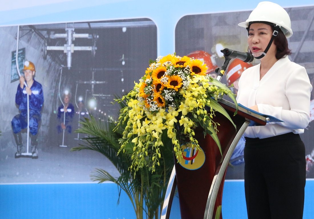 Đồng chí Vũ Thị Thu Thủy, Phó Chủ tịch UBND tỉnh phát biểu tại buổi lễ.