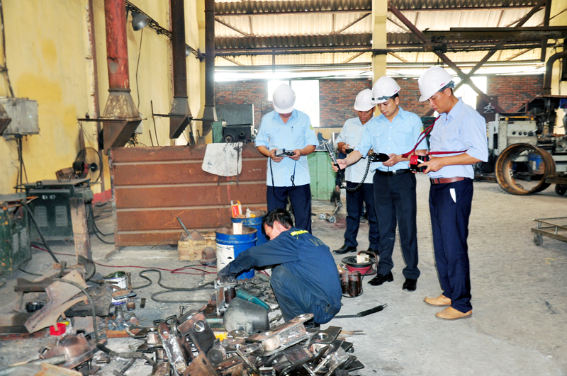 Nhân viên Trung tâm Y tế dự phòng tỉnh thực hiện đo, giám sát môi trường lao động tại Phân xưởng cơ khí, Công ty CP Công nghiệp ô tô - Vinacomin. 