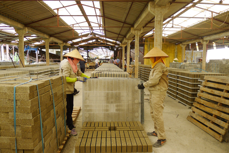 Sản xuất gạch không nung của Công ty Công ty CP Xây lắp và Sản xuất Vật liệu xây dựng (VLXD) Hà Khẩu