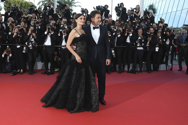 Cặp đôi Tây Ban Nha Penelope Cruz và Javier Bardem là những ngôi sao đầu tiên xuất hiện trên thảm đổ LHP Cannes lần thứ 71