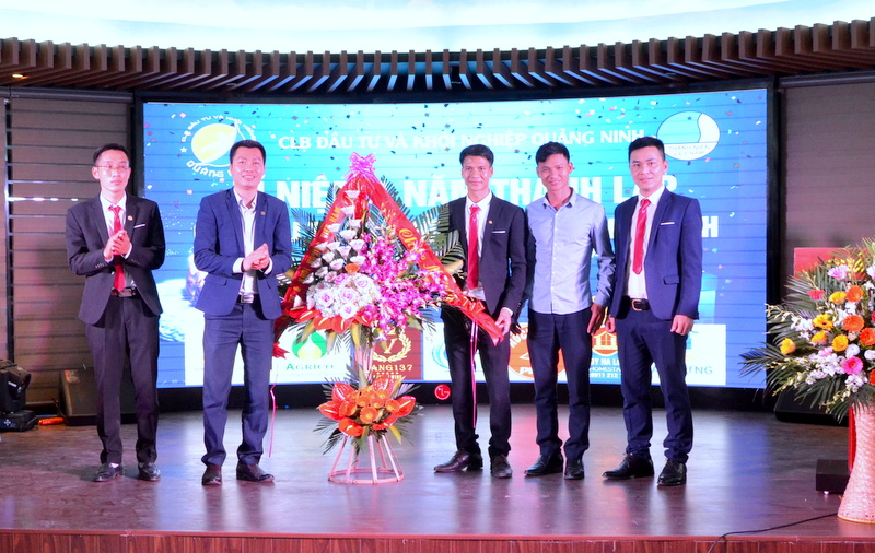 Chủ nhiệm CLB Khởi nghiệp Việt Nam tặng hoa chúc mừng 1 năm thành lập CLB Đầu tư và khởi nghiệp Quảng Ninh