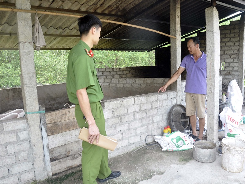 Anh Hân chỉ nơi đối tượng đặt bọc nilon đất đèn và tường trình sự việc cho PV báo Quảng Ninh nghe.