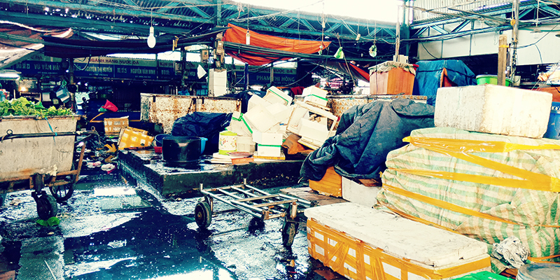 Khu vực bán hải sản của chợ Hạ Long I luôn bốc mùi hôi thối, ô nhiễm môi trường.