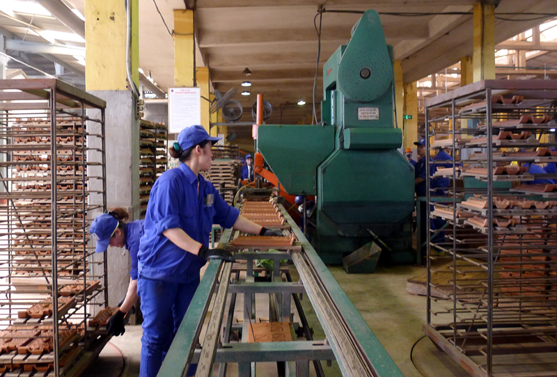 Sản xuất ngói tại Nhà máy Gạch Tiêu Giao (Công ty CP Viglacera Hạ Long)