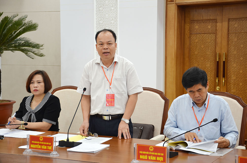 Đồng chí Nguyễn Văn Tuế, Phó Gi ám đốc Sở GD&ĐT trình bày báo cáo tại cuộc họp trực tuyến