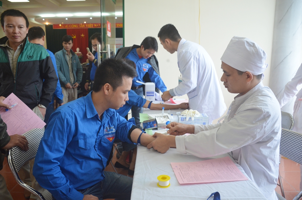 ĐVTN Công ty Xi măng Hạ Long hiến máu tình nguyện