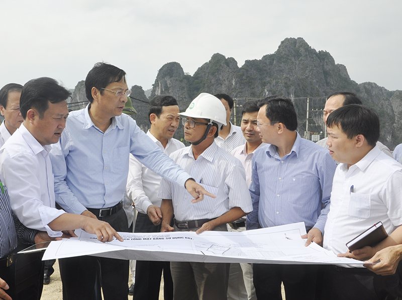 Bí thư Tỉnh ủy Nguyễn Văn Đọc kiểm tra hiện trạng dự án hạ tầng tại xã Hạ Long, huyện Vân Đồn.