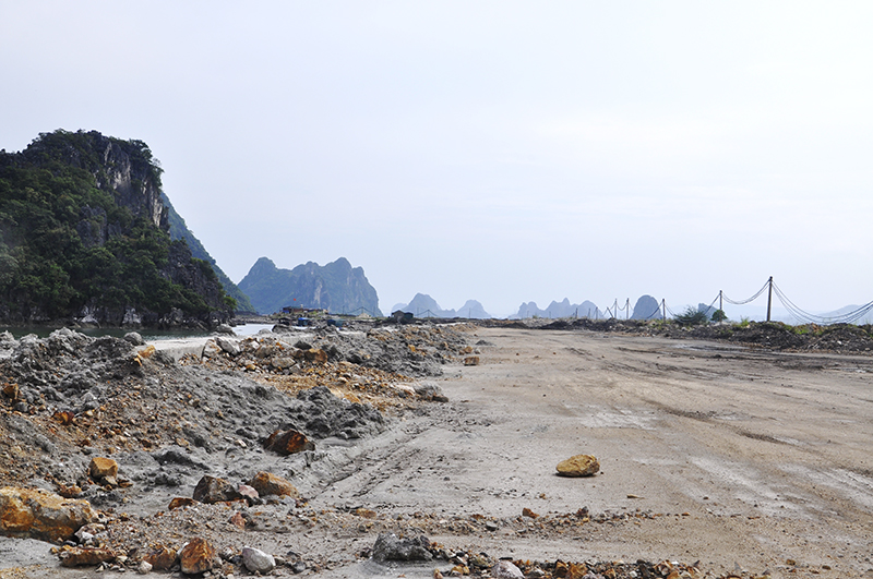 Chủ đầu tư một dự án hạ tầng tại xã Hạ Long đang thực hiện san gạt mặt bằng.