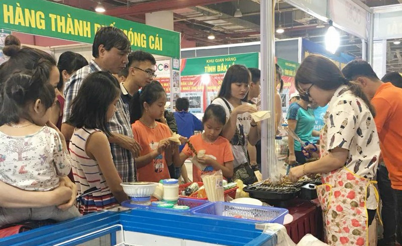 Khách hàng quan tâm đến sản phẩm của HTX Nông nghiệp hữu cơ An Lộc (TP Móng Cái) tại Hội chợ OCOP Khu vực Phía Bắc- Quảng Ninh 2018.