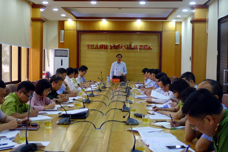 Đồng chí Đặng Huy Hậu, Phó Chủ tịch Thường trực UBND tỉnh phát biểu kết luận tại buổi làm việc