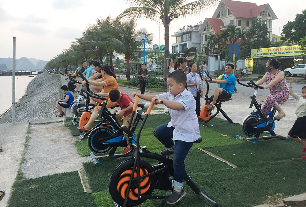 Nhiều trẻ em luyện tập thể dục thể thao tại điểm vui chơi đường bao biển tại phường Hồng Hà, TP Hạ Long