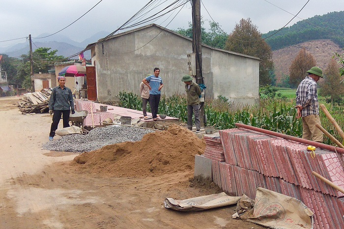 Người dân xã Đồn Đạc (huyện Ba Chẽ) tham gia giám sát chất lượng thi công hệ thống cống thoát nước trên địa bàn.