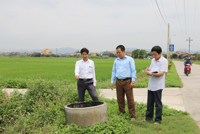 Ban Kinh tế - xã hội, HĐND phường Hưng Đạo, TX Đông Triều giám sát về công tác vệ sinh môi trường đồng ruộng trên địa bàn phường.