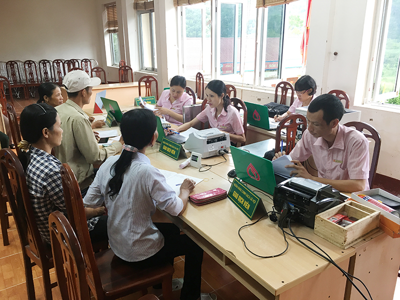 Cán bộ NHCSXH huyện Hoành Bồ giao dịch tại xã Đồng Lâm