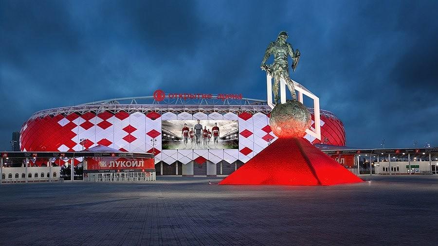 Sân Otkritie Arena là sân nhà của CLB Spartak Moscow và được đội tuyển Nga sử dụng trong 1 số trận đấu quốc tế. Sân có sức chứa hơn 45 ngàn khán giả và sẽ tổ chức 5 trận đấu của World Cup 2018. Bên ngoài sân là bức tượng chiến binh La Mã Spartacus.