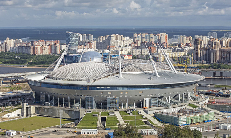 Sân Krestovsky mới khánh thành vào năm 2017 để phục vụ FIFA Confederations Cup. Chi phí xây dựng của công trình này lên tới 1,1 tỷ USD. Đây là sân nhà của CLB Zenit St.Petersburg với sức chứa khoảng 68 ngàn khán giả. Có 7 trận đấu của World Cup 2018 diễn ra ở đây, ngang với sân Luzhniki.