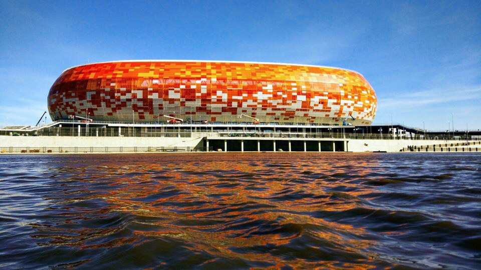 Sân Mordovia Arena mới khánh thành cuối tháng 4/2018 gây tranh cãi khi có thiết kế rất giống với sân Soccer City, nơi tổ chức trận khai mạc và chung kết của World Cup 2010 tại Nam Phi.