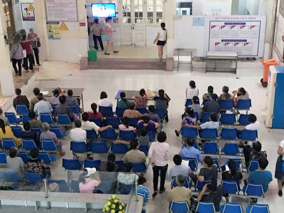 Bệnh nhân chờ khám ở Bệnh viện Đa khoa tỉnh Quảng Ninh
