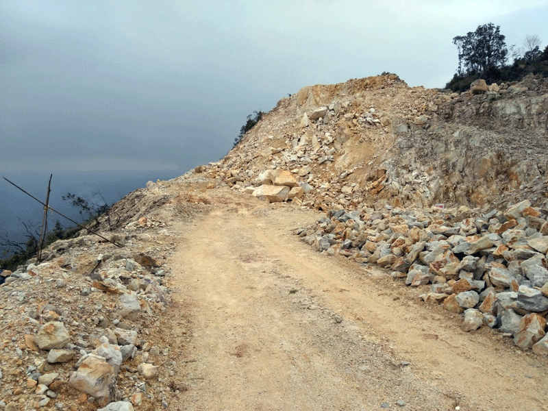 Đường lên khu vực khai thác đá tại núi Pạc Sẹc Lẻng, xã Quảng Đức.