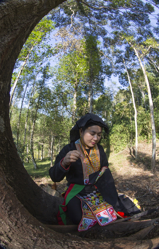 Thiếu nữ Dao Thanh Phán trong trang phục truyền thống.