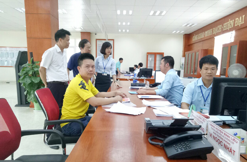 Đoàn công tác của Ban Dân vận Tỉnh ủy giám sát hoạt động của Trung tâm HCC huyện Bình Liêu.