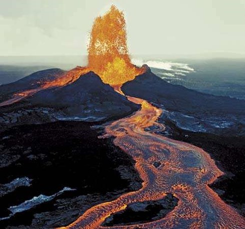 Các nhà địa chất Mỹ cảnh báo, núi lửa Kilauea có thể sẽ bước vào một đợt phun trào mới mạnh chưa từng có trong gần một thế kỷ qua. Ảnh: Encyclopedia Britannica