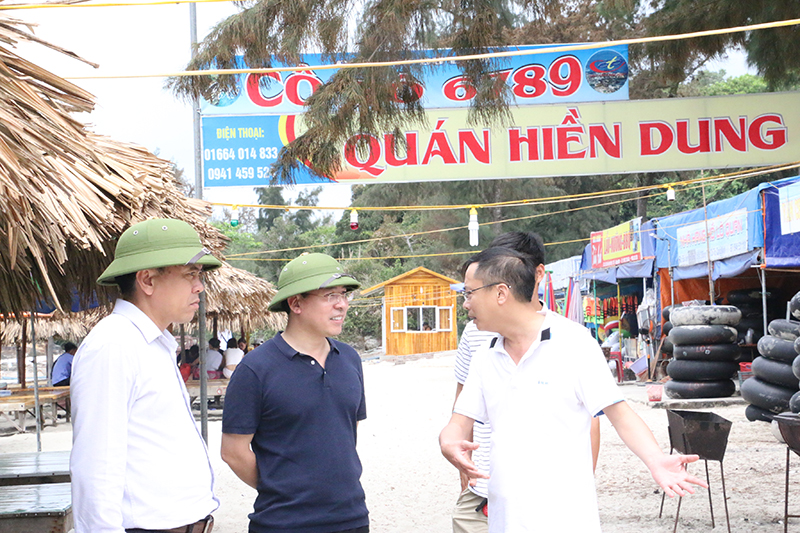 Đồng chí Trần Như Long, Bí thư Huyện ủy, Chủ tịch UBND huyện Cô Tô (đứng giữa) tuyên truyền, vận động các chủ nhà hàng giữ gìn, bảo vệ môi trường.