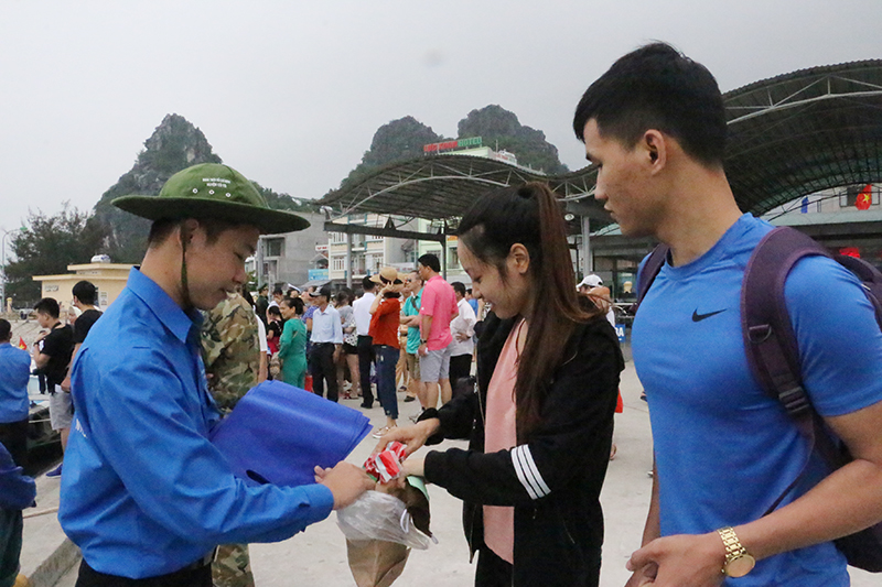 Đoàn viên, thanh niên Huyện Đoàn Cô Tô vận động du khách sử dụng túi giấy thay thế túi ni lon khi đi du lịch huyện đảo.