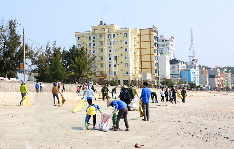 Các lực lượng huyện Cô Tô ra quân làm sạch bãi biển.