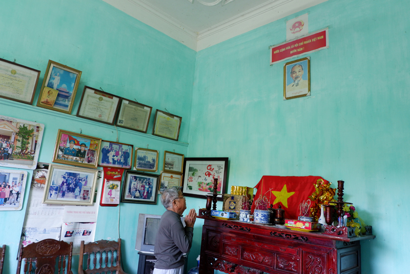 Tại rất nhiều gia đình ở Cô Tô, người dân dành vị trí trang trọng, thiêng liêng nhất để treo cờ Tổ quốc và ảnh Bác Hồ.