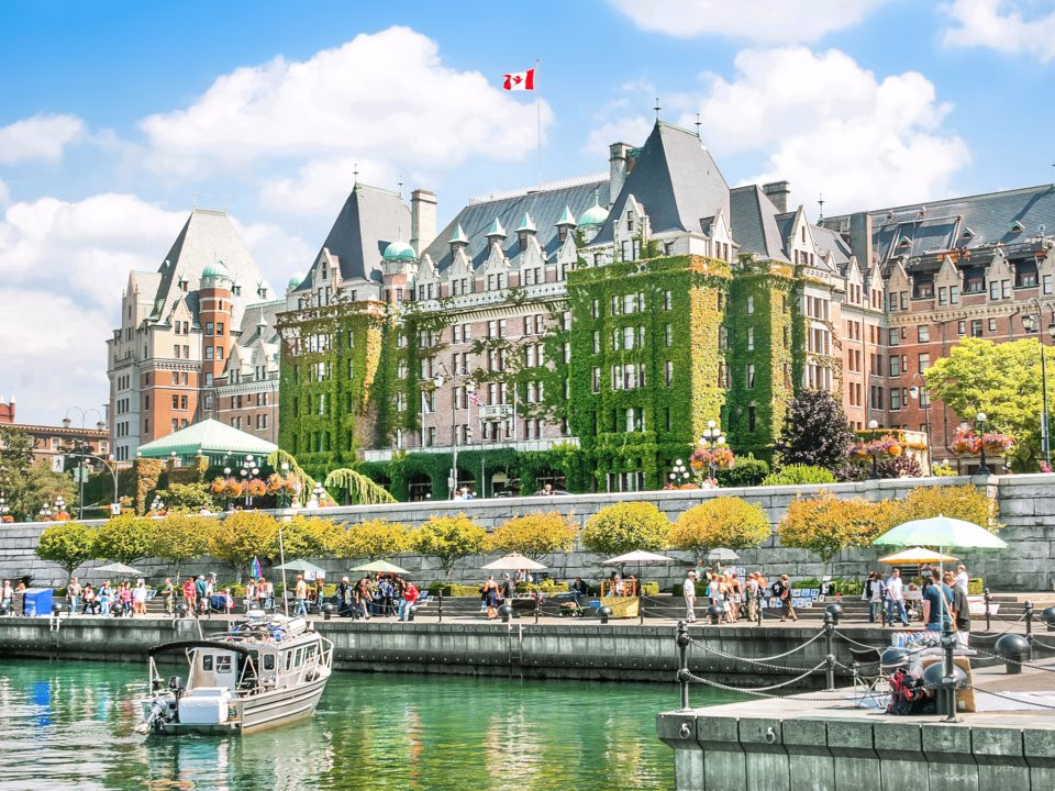 Nằm trên đảo Vancouver, thành phố Victoria nên thơ với dãy nhà cổ kính, đầy màu sắc cạnh eo biển. Mỗi năm, Victoria đón nhận hơn 3 triệu du khách.