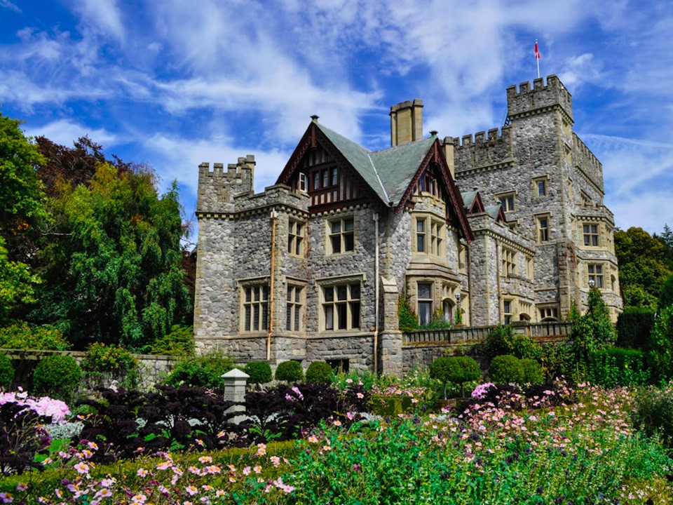 Lâu đài Hatley nằm ngay ngoài địa phận thành phố Victoria. Đây từng là ký túc xá cho các học viên của Đại học Quân sự Hoàng gia Roads. Ngày nay, du khách có thể thoải mái tham quan tòa lâu đài có lịch sử hơn 100 năm này.