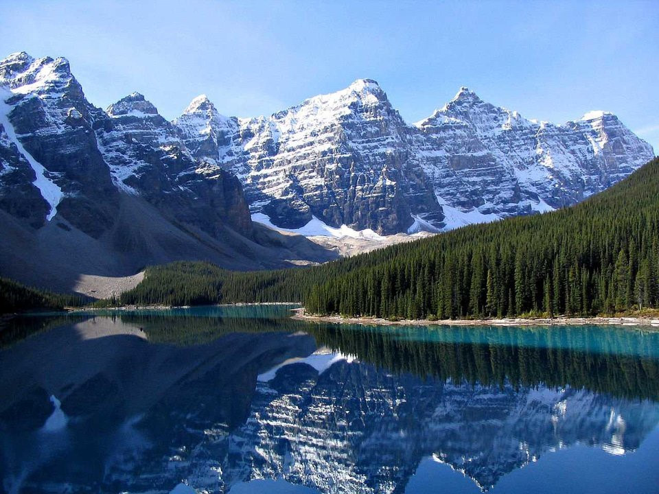 Chuyến du lịch Canada chắc chắn không thể hoàn hảo nếu du khách bỏ sót Vườn Quốc gia Banff. Những ngọn núi phủ tuyết đổ bóng xuống mặt nước, rừng cây xanh mướt chạy dọc hai bên hồ Moraine tạo nên cảnh sắc tuyệt đẹp, gây ấn tượng với khách du lịch từ mọi góc nhìn.