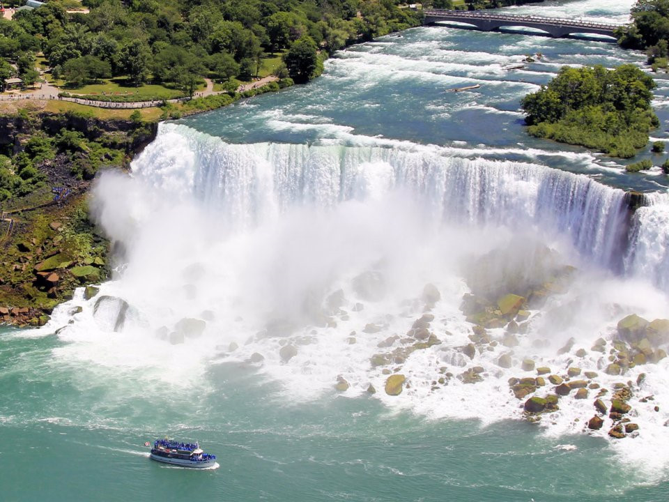 Thác Niagara cũng có sức hấp dẫn riêng với khách du lịch. Trong suốt thế kỷ qua, ngọn thác nằm giữa Mỹ và Canada này luôn là địa điểm du lịch nổi tiếng. Tầm nhìn từ phía Canada rất đẹp, tạo cho người xem cảm giác vừa đầy sức sống vừa hùng vĩ nhưng không mất đi nét bình yên.