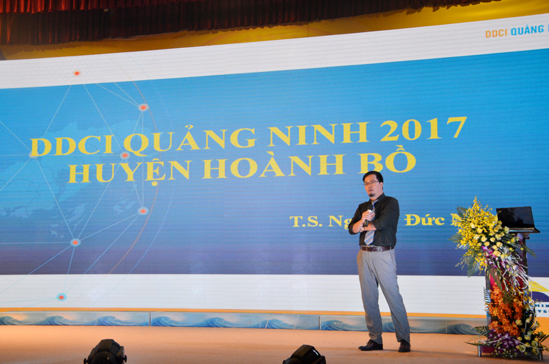 Tiến sĩ Nguyễn Đức Nhật, Giám đốc VietSurvey thuyết trình về chỉ số năng lực cạnh tranh cấp huyện