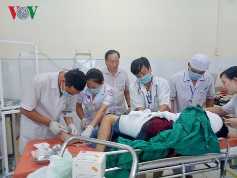 Ông Nguyễn Đắc Tài - Phó Chủ tịch UBND tỉnh Khánh Hòa (người đứng giữa) thăm hỏi các nạn nhân đang cấp cứu.