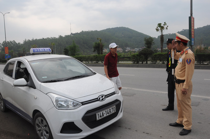 Lực lượng CSGT kiểm tra phương tiện tham gia giao thông 