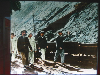 Bác Hồ về thăm mỏ Đèo Nai năm 1959. Ảnh Tư liệu.