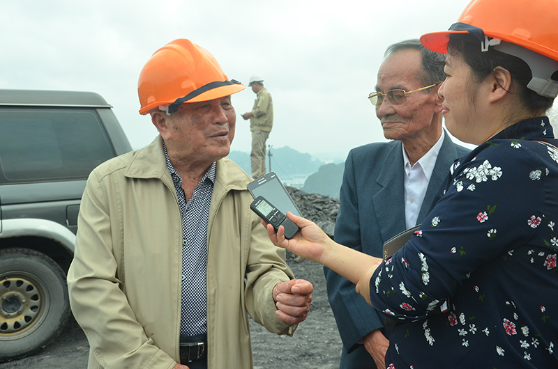 Cụ Hoàng Bách (ngoài cùng, bên trái) kể lại câu chuyện Bác Hồ về thăm mỏ Đèo Nai tại vị trí năm xưa Bác nói chuyện cùng công nhân mỏ.