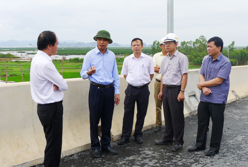 Đồng chí Vũ Văn Diện, Phó Chủ tịch UBND tỉnh kiểm tra tại nút giao Minh Khai (dự án cao tốc Hạ Long - Vân Đồn).