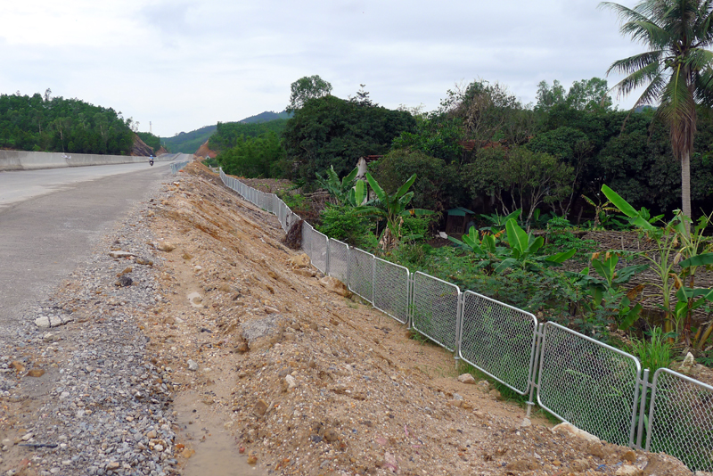 Đồng chí Phó Chủ tịch UBND tỉnh yêu cầu phải hoàn thành việc lắp đặt rào hai bên cao tốc Hạ Long - Vân Đồn trước 15/6.