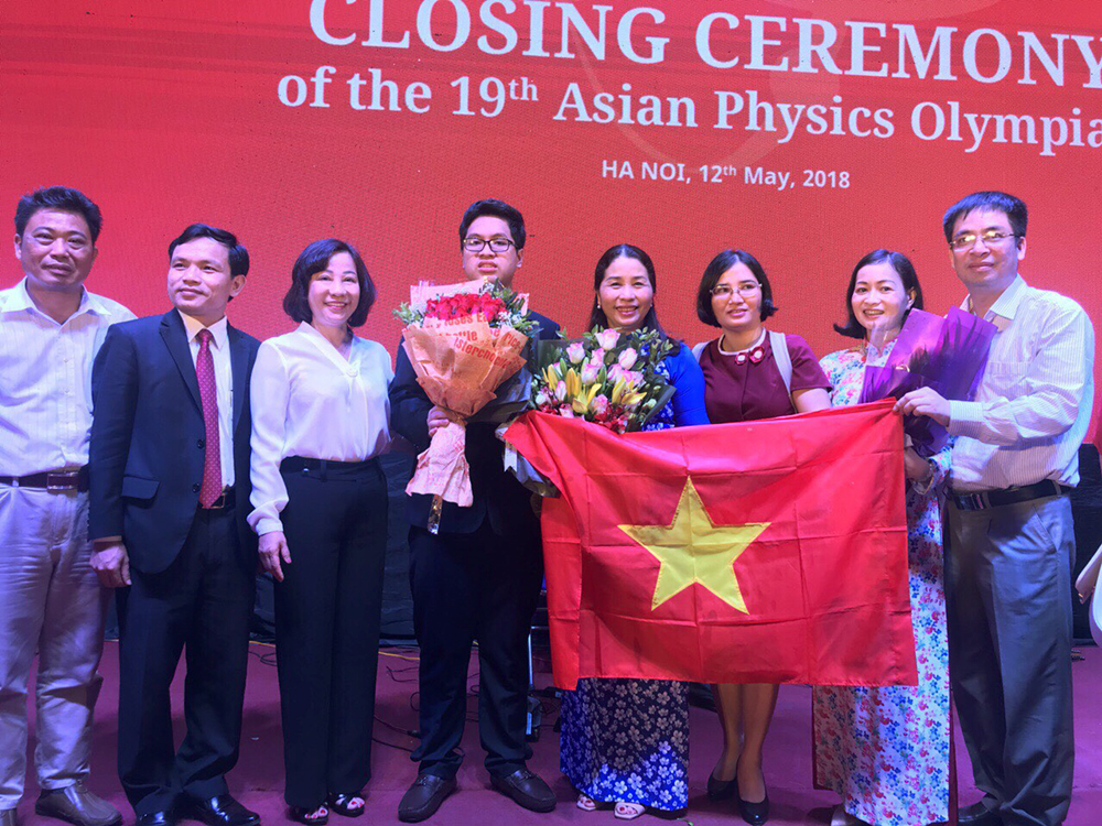 Đồng chí Vũ Thị Thu Thủy, Phó Chủ tịch UBND tỉnh tặng hoa chúc mừng em Lê Kỳ Nam